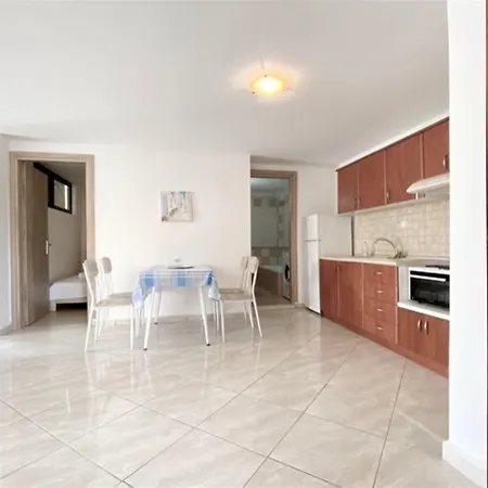 Afitos Guest House شقة