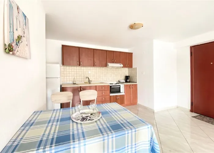 Daire Afitos Guest House *